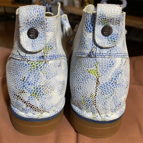 HUSH PUPPIES leather lace up booties. Beautiful blue shimmer floral pattern. - Picture 5 of 9
